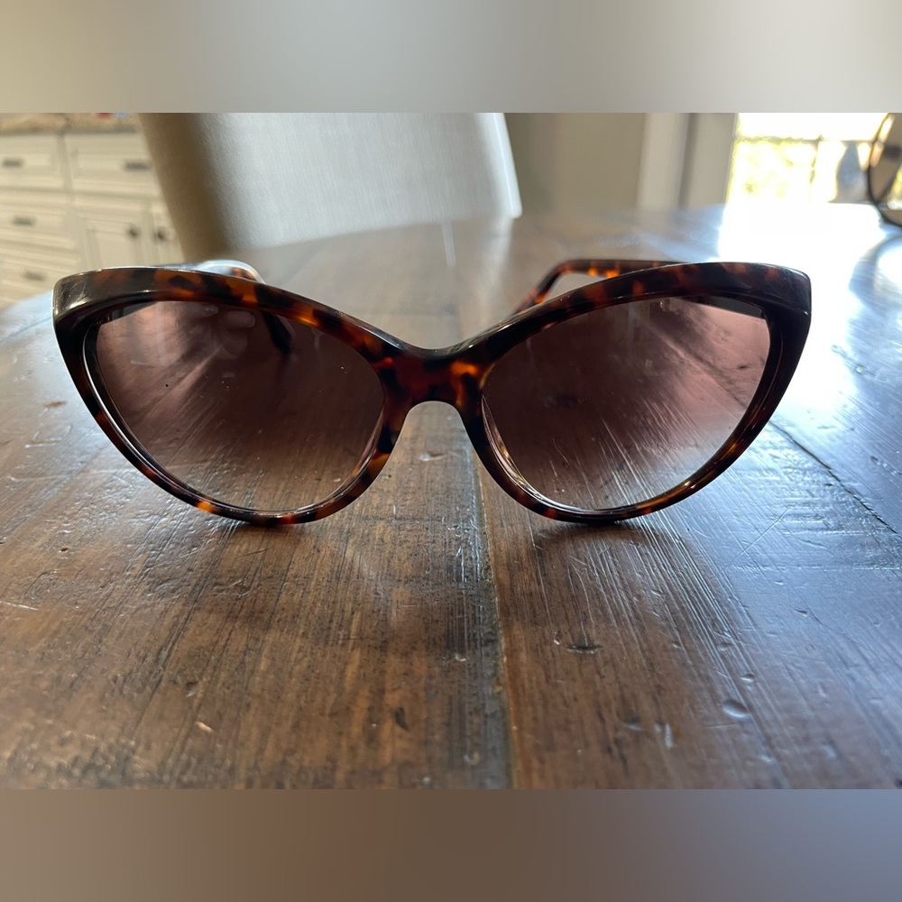 ⁦Tom Ford Martina TF311 Sunglasses in GUC. Tortoise brown. Includes box and case
